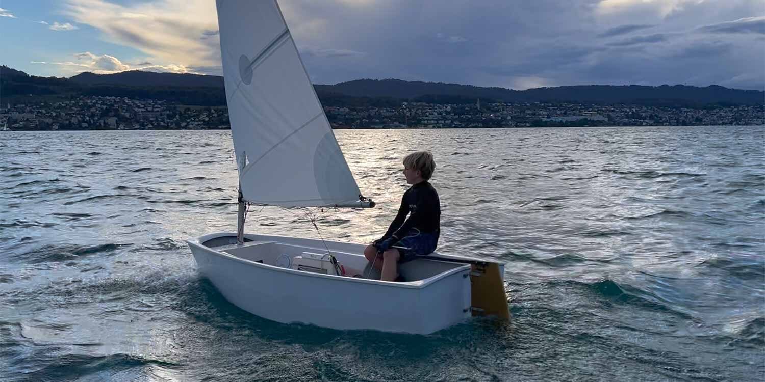 max-segelt-konzentriert-seinen-opti